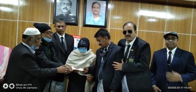 পাবনা বার সমিতি মরহুম এড. গোলাম হাসনায়েন পরিবারকে চেক প্রদান