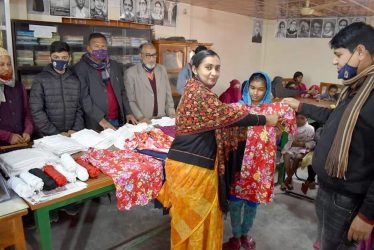 পাবনায় শহীদ মুক্তিযোদ্ধা নজরুল ইসলাম পাঠাগারের শিক্ষার্থীেদর মাঝে পোশাক বিতরণ