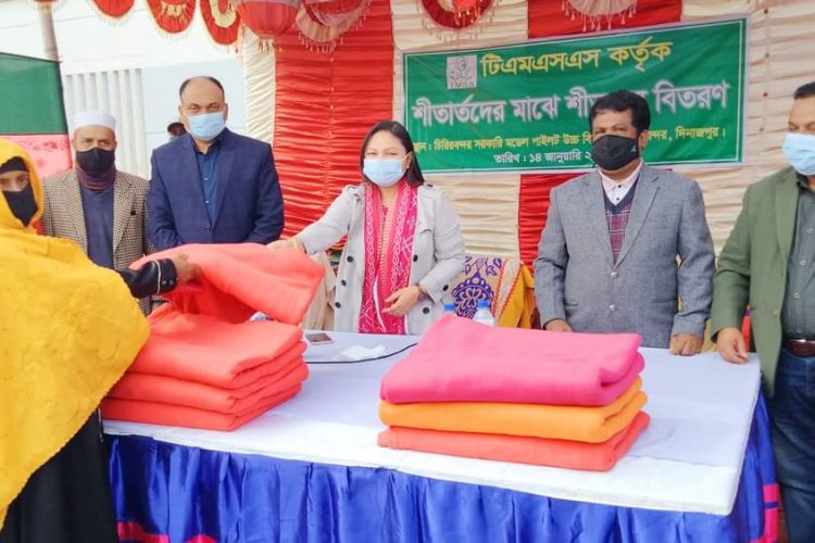 দিনাজপুর ও ঠাকুরগাঁয়ে টিএমএসএস‘র উদ্যোগে শীতবস্ত্র বিতরণ
