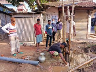 পাবনায় নির্বাচনে জয়ী হয়ে নিজস্ব অর্থায়নে টিউবওয়েল উপহার দিলেন