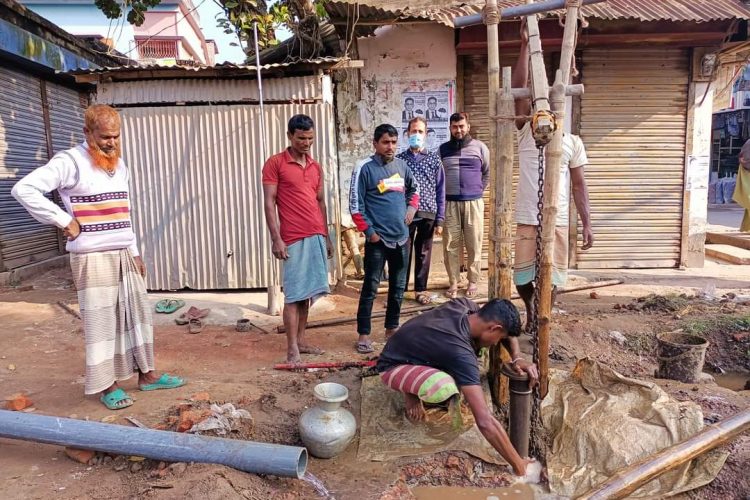 পাবনায় নির্বাচনে জয়ী হয়ে নিজস্ব অর্থায়নে টিউবওয়েল উপহার দিলেন