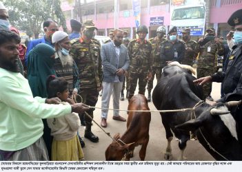 ফুলবাড়ীয়ায় ক্ষতিগ্রস্থ পরিবারের দায়িত্ব নিলেন বাংলাদেশ সেনাবাহিনী