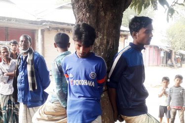 ফুলবাড়ীয়ায় চুরির ঘটনায় ৩ যুবকে গাছে বেঁধে নির্যাতন