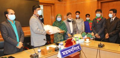 মহিলা ক্রিকেট একাডেমি‘র ক্ষুদে ক্রিকেট  খেলোয়াড়দের মাঝে ক্রিকেট সামগ্রী হস্তান্তর