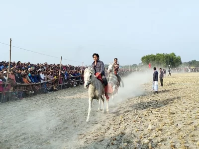 ময়মনসিংহে মুক্তাগাছায় ঐতিহ্যের ঘোড়দৌড় প্রতিযোগিতা