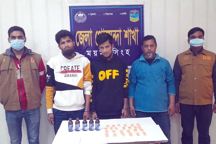 ডিবির অভিযানে বিপুল ইয়াবা ও ফেন্সিডিলসহ ৩ মাদক ব্যবসায়ী গ্রেফতার
