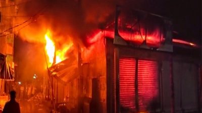 ঈশ্বরগঞ্জ পৌর মার্কেটে অগ্নিকাণ্ডে ৮ দোকান পুড়ে ছাই