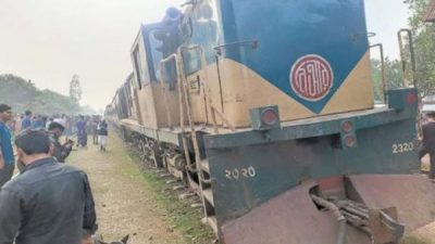 ময়মনসিংহমুখী মহুয়া এক্সপ্রেস ট্রেনের ইঞ্জিন ও দুটি বগি লাইনচ্যুত