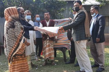 পাবনায় বীর মুক্তিযোদ্ধা সোবাহান খান ফাউন্ডেশনের  তৃতীয় ধাপে কম্বল বিতরণ