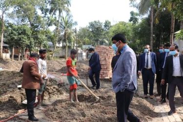 ময়মনসিংহে ভূমিহীন গৃহহীন আশ্রয়ন প্রকল্প পরিদর্শন করছেন ডিসি এনামুল হক