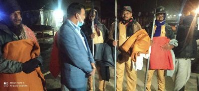  নাইটগার্ডদের মাঝে  শীত বস্ত্র বিতরণ করলেন কোতোয়ালী থানার মানবিক ওসি শাহ কামাল