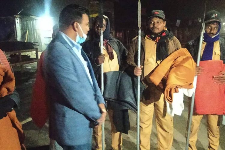  নাইটগার্ডদের মাঝে  শীত বস্ত্র বিতরণ করলেন কোতোয়ালী থানার মানবিক ওসি শাহ কামাল