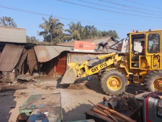 শম্ভুগঞ্জ মোড়ে সড়ক বিভাগের  ভুমি থেকে অবৈধ দখলদার উচ্ছেদ