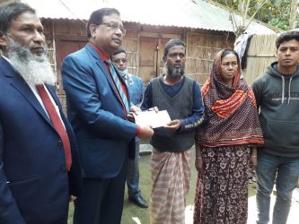 পাবনার চাটমোহর আনসার ভিডিপি উন্নয়ন ব্যাংকের নিরাপত্তা প্রহরী তুহিনের পরিবারকে ২লক্ষ টাকা প্রদান