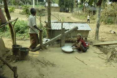 ধোবাউড়ায় বিলুপ্তির পথে গ্রাম বাংলার ঐতিহ্যবাহী ঢেঁকি