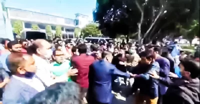 বাকৃবিতে কর্মকর্তাদের সঙ্গে ছাত্রলীগের হাতাহাতি