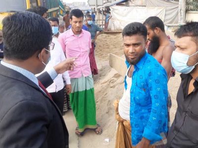মহাসড়কে বালু জমিয়ে রেখে ব্যবসা করায় দুইজনকে জরিমানা