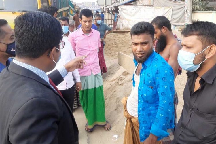 মহাসড়কে বালু জমিয়ে রেখে ব্যবসা করায় দুইজনকে জরিমানা