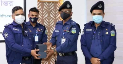 ময়মনসিংহে পুলিশ কর্মকর্তাদের কাছে বডিওর্ন ক্যামেরা হস্তান্তর