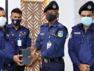 ময়মনসিংহে পুলিশ কর্মকর্তাদের কাছে বডিওর্ন ক্যামেরা হস্তান্তর