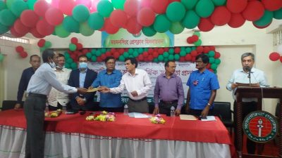 ময়মনসিংহে ১৭ সাংবাদিকের মাঝে সাংবাদিক কল্যাণ ট্রাস্টের চেক প্রদান