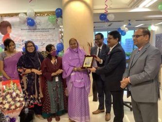 ড.হোসনে আরা বেগমকে ক্রেস্ট ও সম্মাননা প্রদান