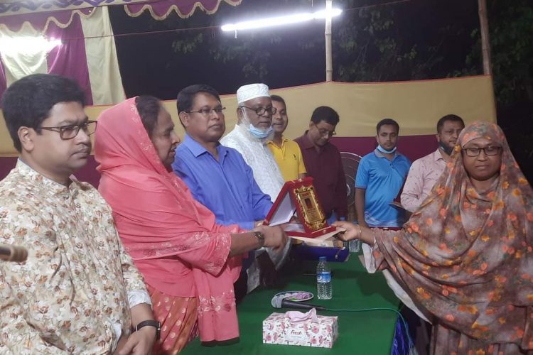 স্বাধীনতা মেলায় বিশেষ অবদানের জন্য মুজিব বর্ষ পদক প্রদান 