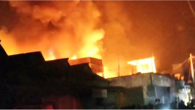 ঈশ্বরগঞ্জে রায়েরবাজারে অগ্নিকাণ্ডে পুড়ে গেছে ২০টি দোকান