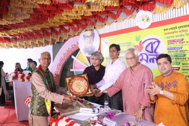 ময়মনসিংহের দুই কৃতি সন্তান ফোকলোরবিদ সুলতান ও ছড়াকার লিটনকে মসিকের সংবর্ধনা