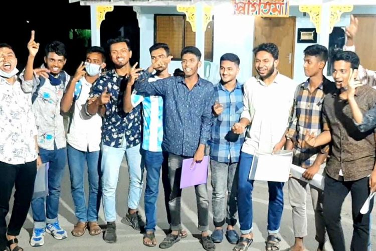ময়মনসিংহে  মাত্র ১৫০ টাকা খরচে পুলিশে চাকরি পেলেন ১৯ নারীসহ ১৪২ জন  