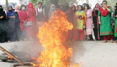 মেয়েদের লাঞ্ছনার প্রতিবাদে বাকৃবি ছাত্রীদের সড়ক অবরোধ