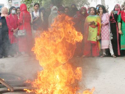 মেয়েদের লাঞ্ছনার প্রতিবাদে বাকৃবি ছাত্রীদের সড়ক অবরোধ