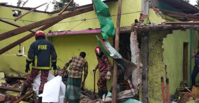 গোপনে দীর্ঘ ১৫ বছর ধরে আতশবাজিসহ চকলেট বাজি, পটকা তৈরি করতো