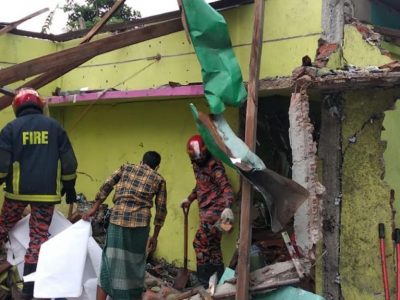 গোপনে দীর্ঘ ১৫ বছর ধরে আতশবাজিসহ চকলেট বাজি, পটকা তৈরি করতো