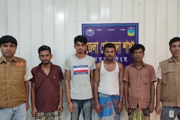 ময়মনসিংহ ডিবির হাতে ১৩ লিটার চোলাই মদসহ গ্রেফতার ৪
