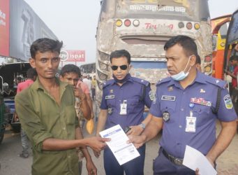 সর্বসাধারণকে সচেতন করতে লিফলেট বিতরণ কোতোয়ালি থানা পুলিশের