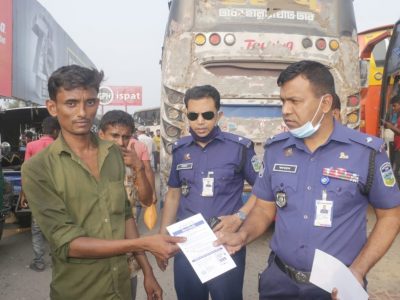 সর্বসাধারণকে সচেতন করতে লিফলেট বিতরণ কোতোয়ালি থানা পুলিশের