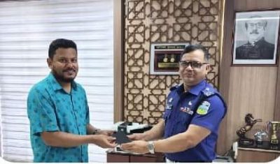 মাত্র দু ’দিনে আইফোন উদ্ধার করে মালিককে ফেরত দিলেন এসপি আহমার