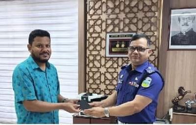 মাত্র দু ’দিনে আইফোন উদ্ধার করে মালিককে ফেরত দিলেন এসপি আহমার