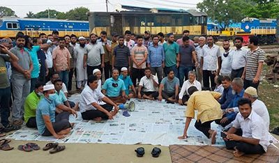 বেতন-ভাতা মাইলেজ দাবিতে  রেল কর্মকর্তা-কর্মচারীদের ধর্মঘট, সারাদেশে ট্রেন চলাচল বন্ধ