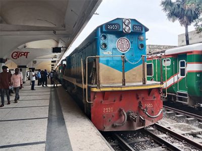 শ্রমিক-কর্মচারীদের অঘোষিত ধর্মঘট প্রত্যাহারঃ ট্রেন চলাচল শুরু