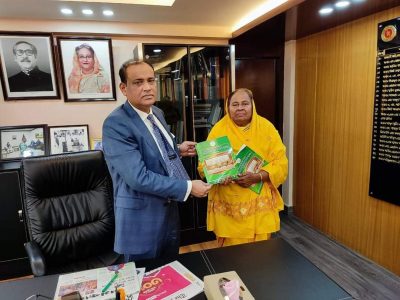 ভূমি মন্ত্রীকে পর্ষদ সিদ্ধান্ত নামা পুস্তিকা প্রদান করছেন প্রফেসর ড হোসনে আরা বেগম