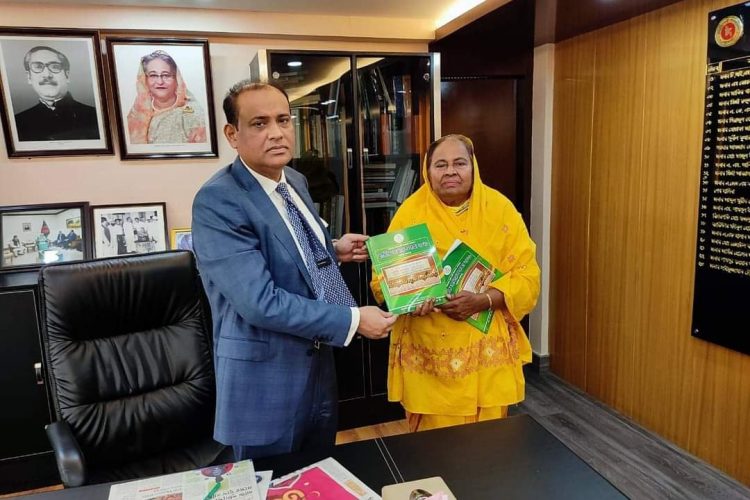 ভূমি মন্ত্রীকে পর্ষদ সিদ্ধান্ত নামা পুস্তিকা প্রদান করছেন প্রফেসর ড হোসনে আরা বেগম