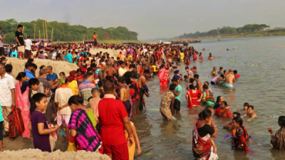 ব্রহ্মপুত্র নদে হিন্দু ধর্মালম্বীদের মহাঅষ্টমী স্নান উপলক্ষে পুণ্যার্থীদের ঢল