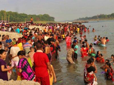 ব্রহ্মপুত্র নদে হিন্দু ধর্মালম্বীদের মহাঅষ্টমী স্নান উপলক্ষে পুণ্যার্থীদের ঢল