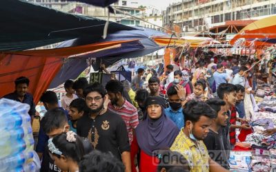 গফরগাঁওয়ে শেষ কেনাকাটায় তরুণ-তরুনীরা ছুটছে ইমিটেশন ও জুতার দোকানে ও পুরুষরা ছুটছে সেমাই মশলার দোকানে