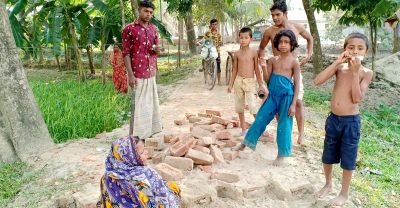 পরাজিত সাবেক চেয়ারম্যান বিরুদ্ধে রাস্তার ইট তুলে নেয়ার অভিযোগ