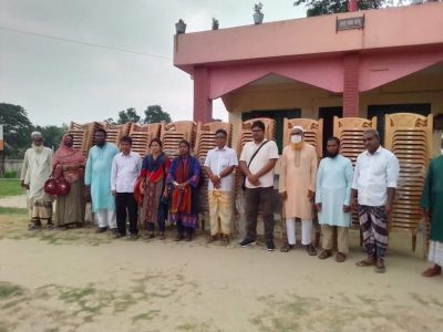 ফুলবাড়ীয়ায় কুশমাইলে ওয়ার্ল্ড ভিশন এর চেয়ার বিতরণ