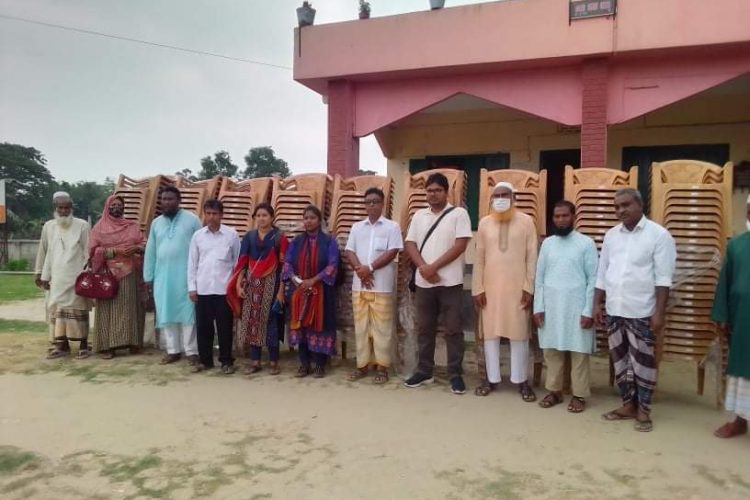 ফুলবাড়ীয়ায় কুশমাইলে ওয়ার্ল্ড ভিশন এর চেয়ার বিতরণ