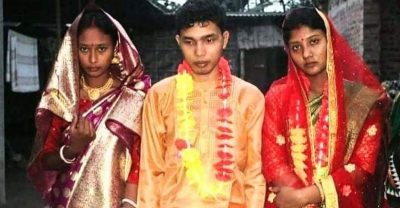 দুই প্রেমিকাকে পাশাপাশি বসিয়ে বিয়ে করলেন এক যুবক